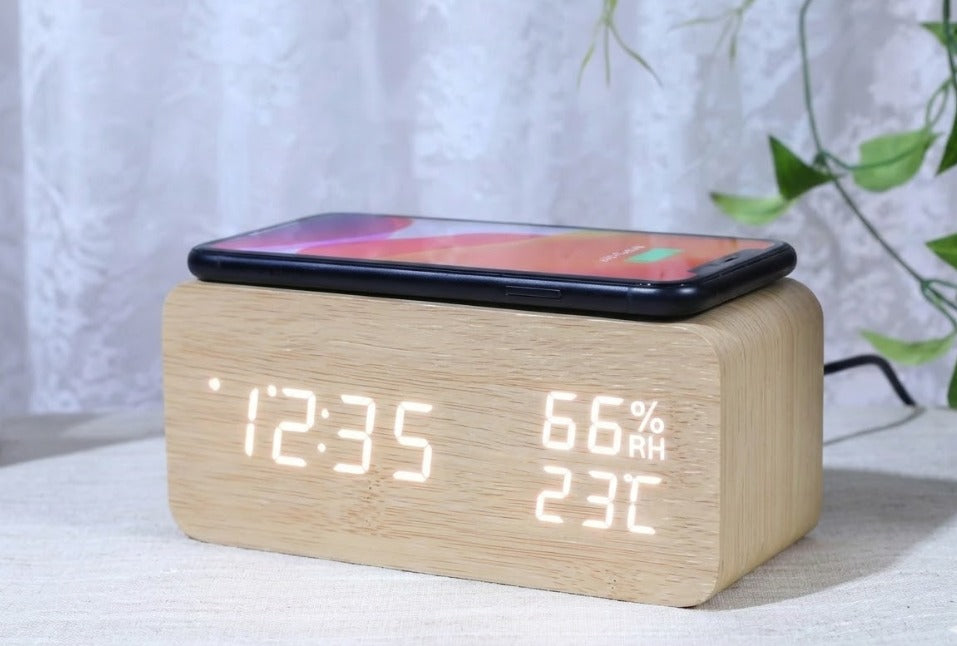 Reloj Despertador Pro: El Cargador Inalámbrico que Elimina el Caos de tu Mesa de Noche